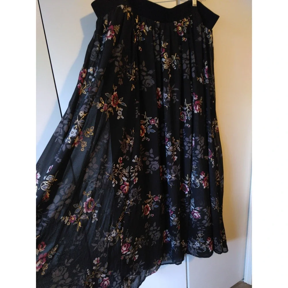 Torrid  Floral Chiffon Maxi Skirt Size 3 Gold Accents Elegant Statement Flowy
